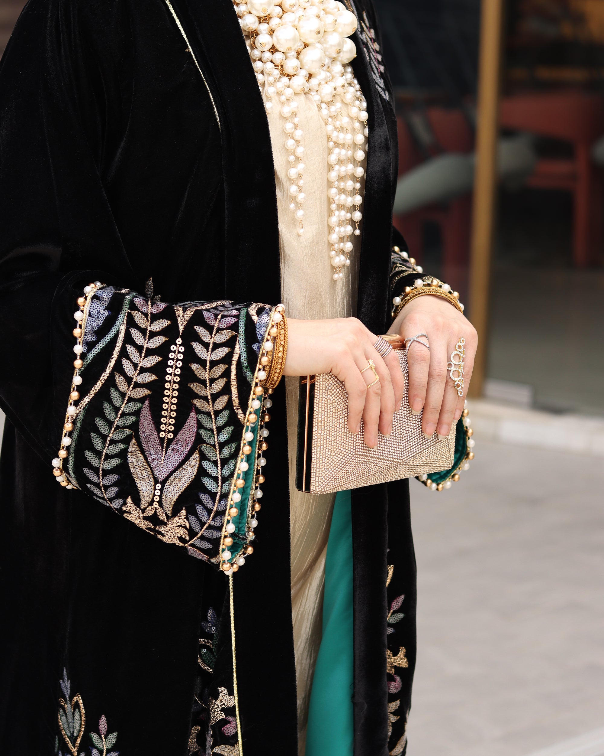 درّاعة مخمل مطرزة قطعتين – أسود بحواف تركواز