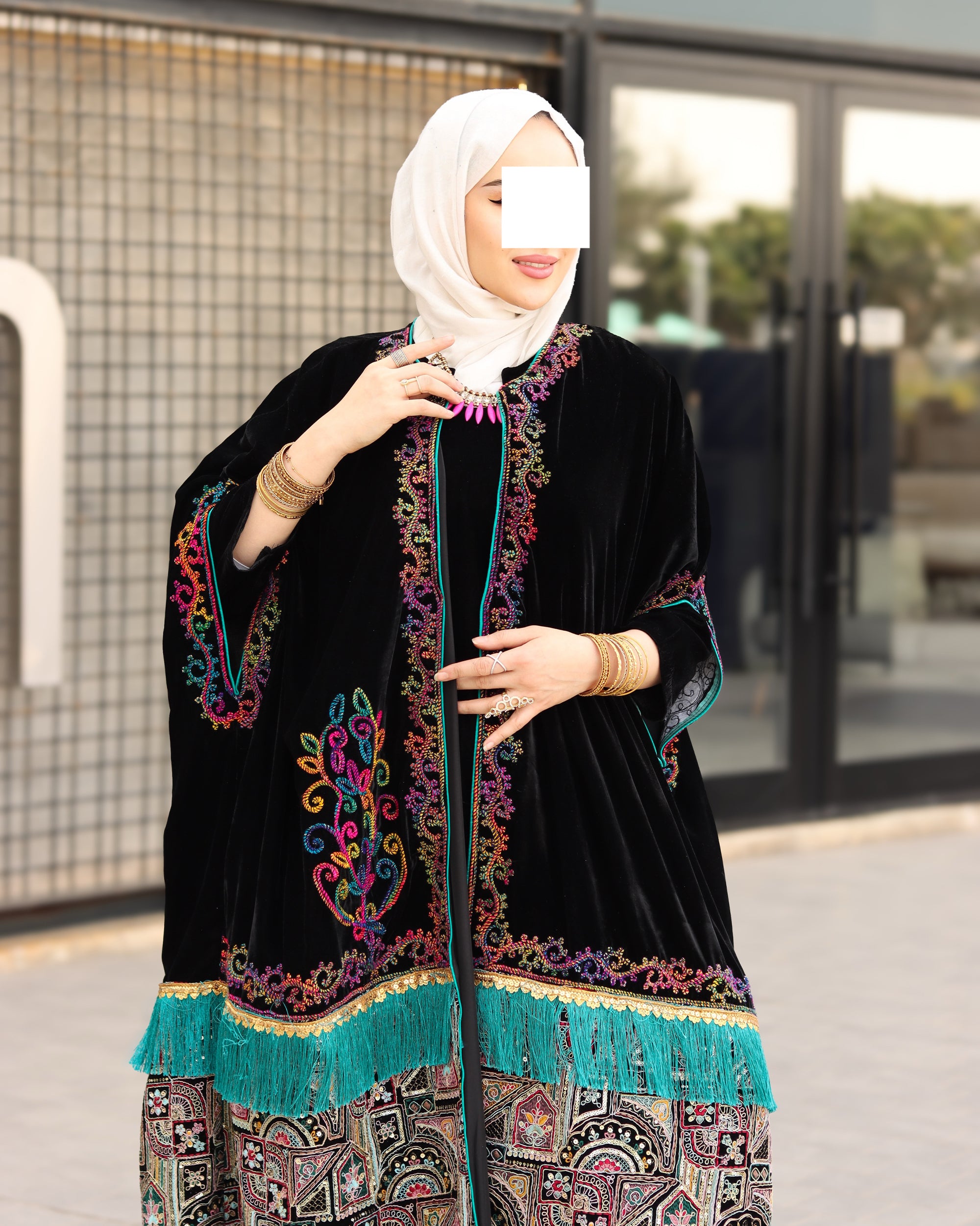 درّاعة مخمل مطرزة قطعتين – أسود وحواف تركواز