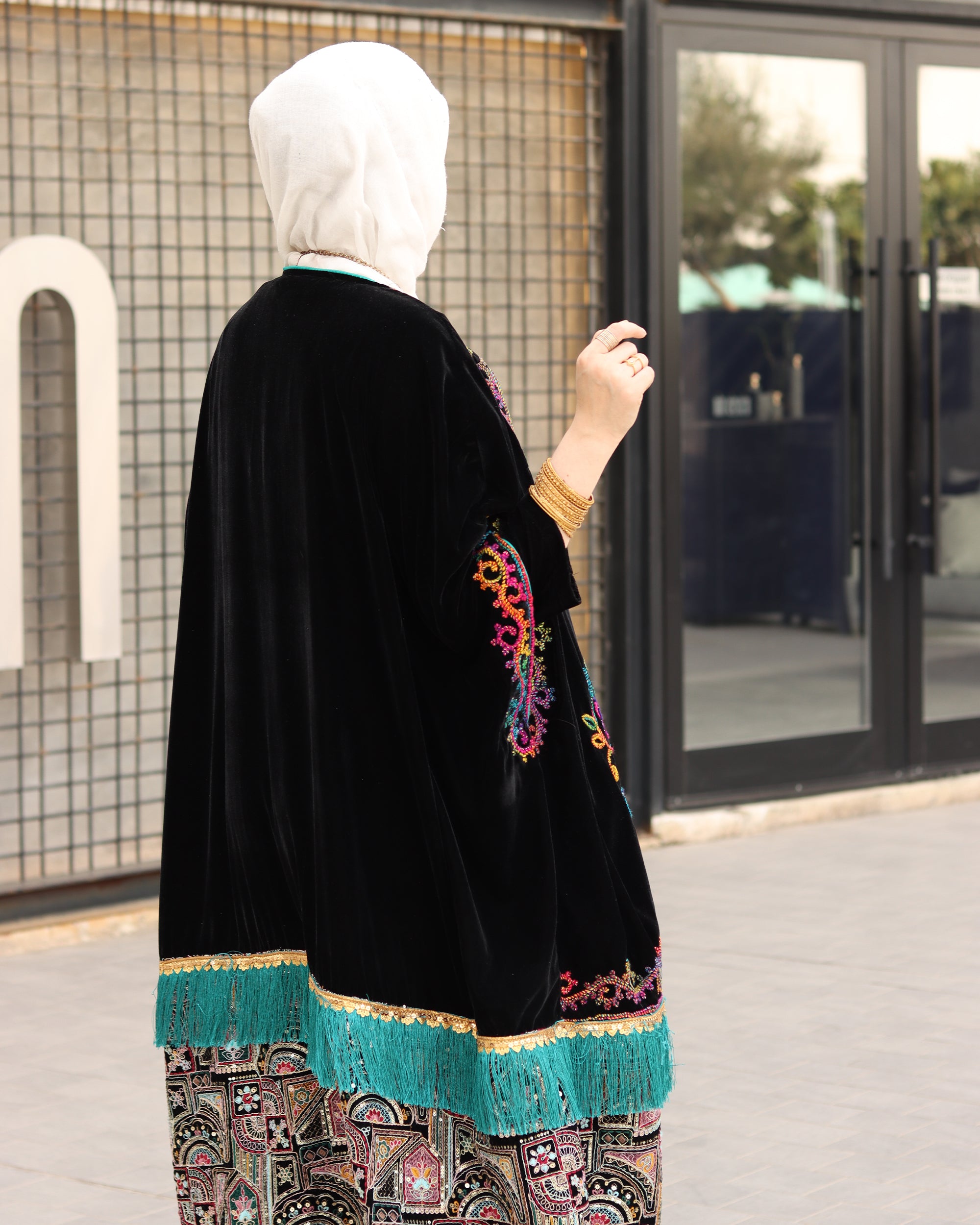 درّاعة مخمل مطرزة قطعتين – أسود وحواف تركواز