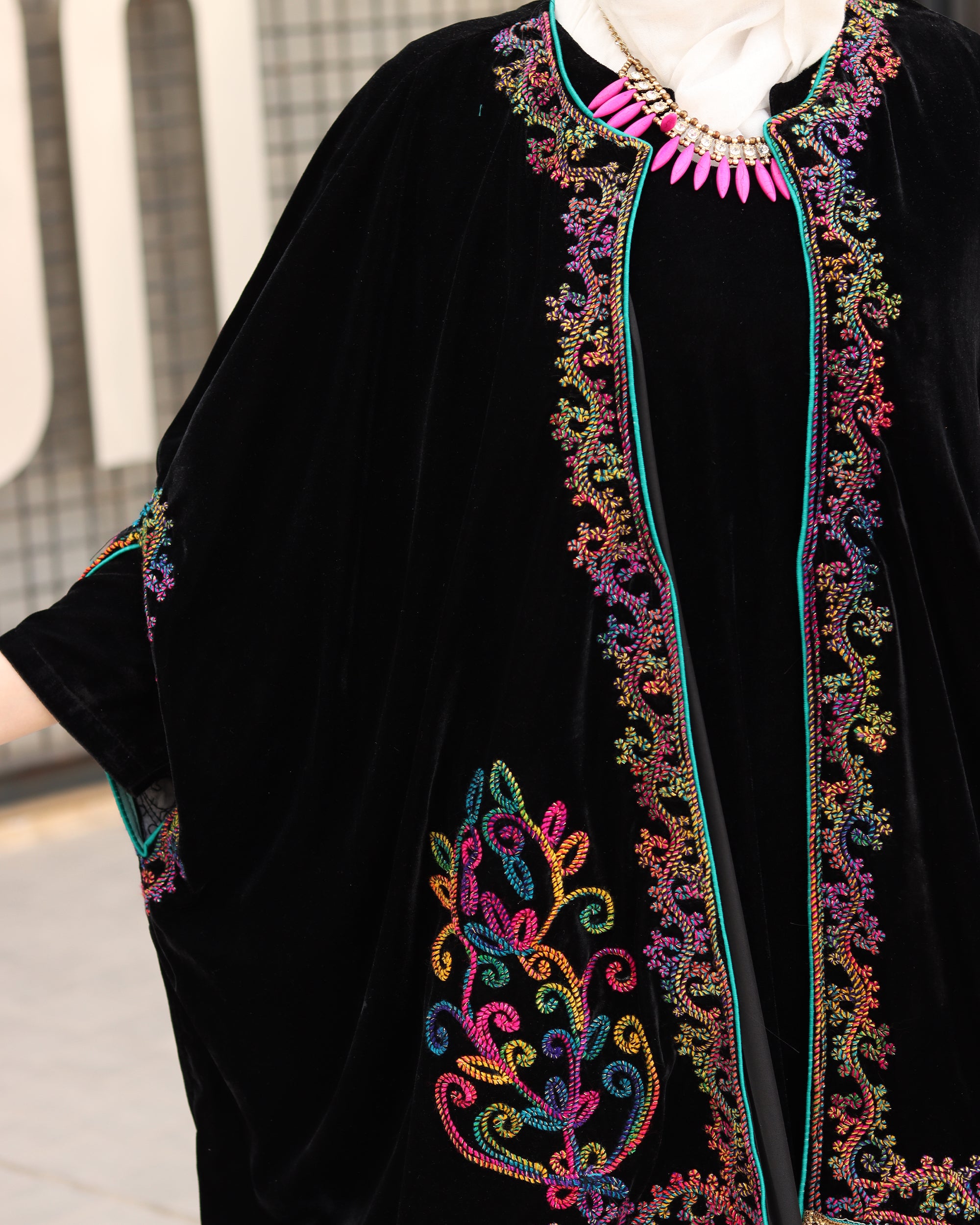 درّاعة مخمل مطرزة قطعتين – أسود وحواف تركواز