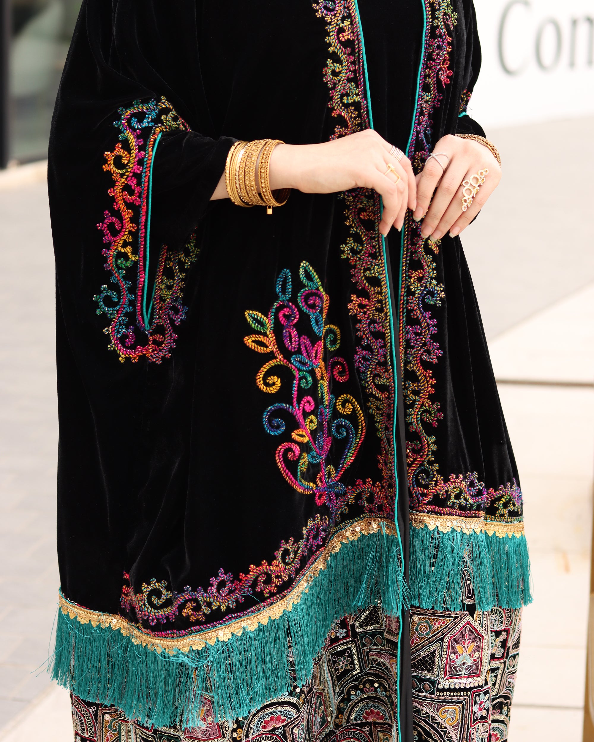 درّاعة مخمل مطرزة قطعتين – أسود وحواف تركواز