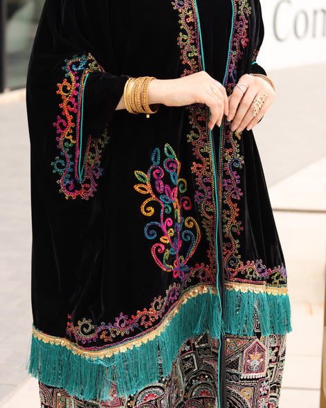 درّاعة مخمل مطرزة قطعتين – أسود وحواف تركواز