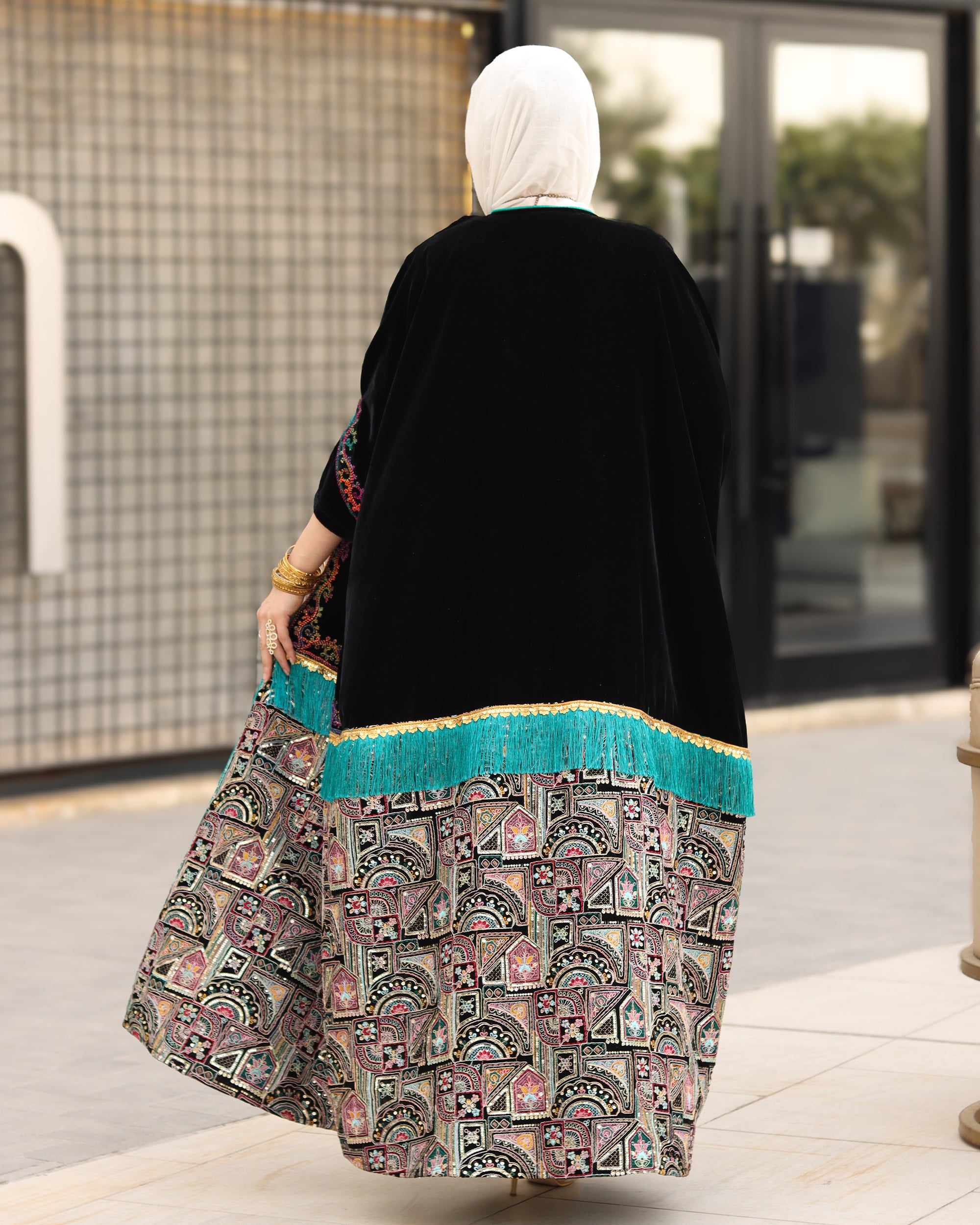 درّاعة مخمل مطرزة قطعتين – أسود وحواف تركواز